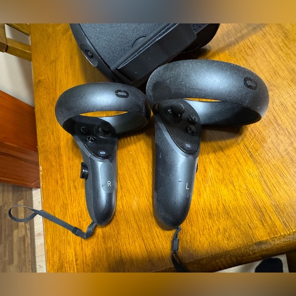 Oculus VR Headset with Controllers - Picture 2 of 6